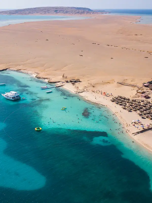 Drohnenaufnahme der Insel Giftun in Hurghada mit Badenden am Strand und Booten