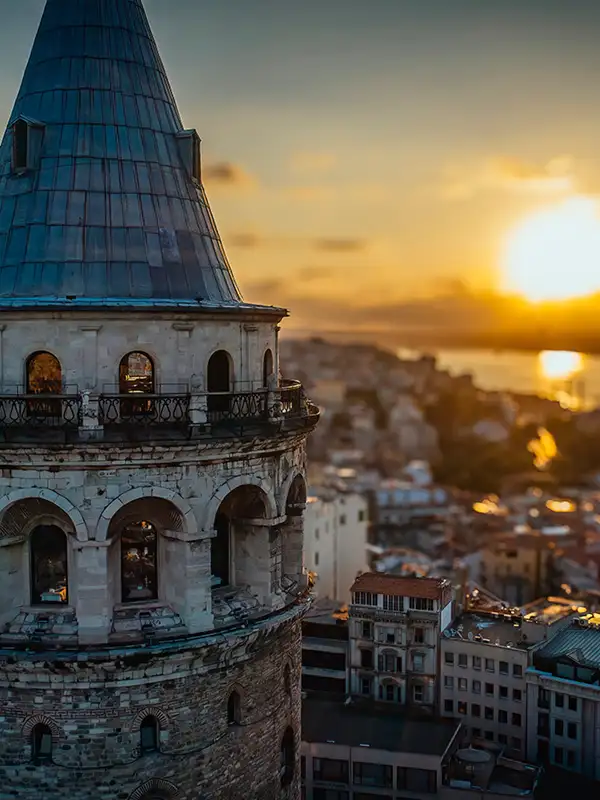 Der Galata Turm in Istanbul bei Sonnenuntergang