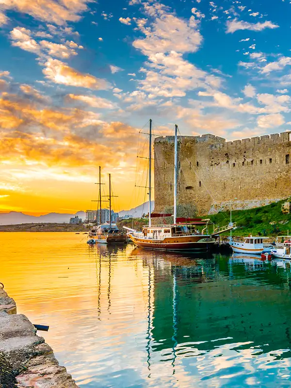 Blick auf den alten Hafen mit der Burg von Kyrenia in Nordzypern. Kyrenia ist das beliebteste Touristenziel in Nordzypern.